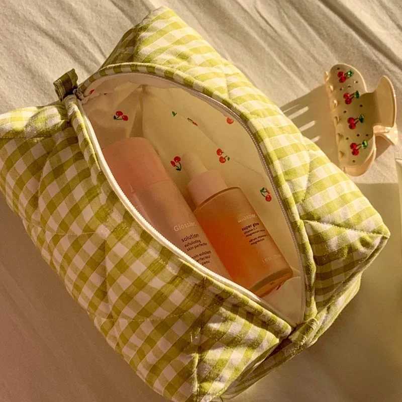 Fashionable checkered floral makeup bag large capacity portable cosmetic storage bag cotton quilt mattress makeup bag W240905