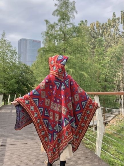 Great Northwest Ethnic Tourism Wear a Yunnan Grassland Desert Super Warm Cape Xizang