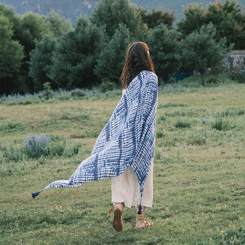 New hot selling blue and white tie dye cotton and linen hand feel scarf, Yunnan Lijiang retro cultural tourism sunscreen shawl