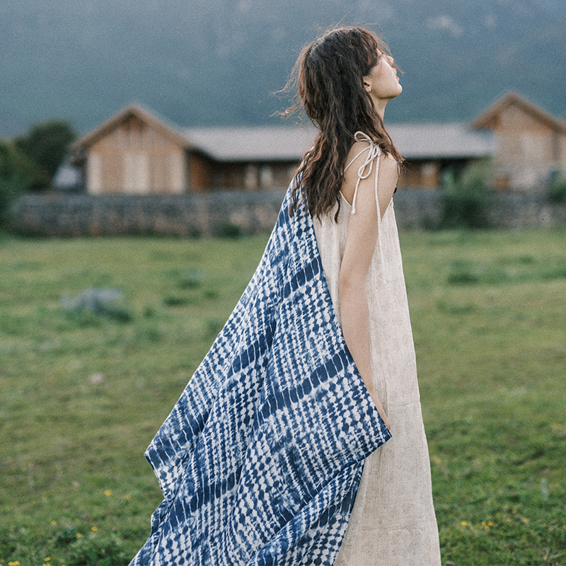 New hot selling blue and white tie dye cotton and linen hand feel scarf, Yunnan Lijiang retro cultural tourism sunscreen shawl