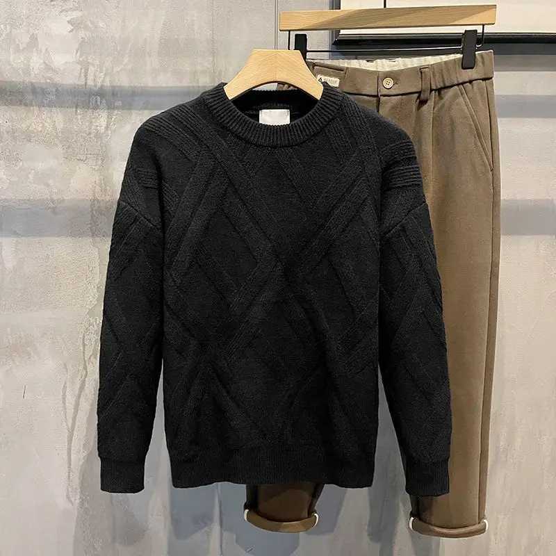 2023 New Autumn and Winter Trend Personalized Round Neck Plaid Long Sleeved Solid Color Versatile Oversize Mens Knitted Sweater Y240906