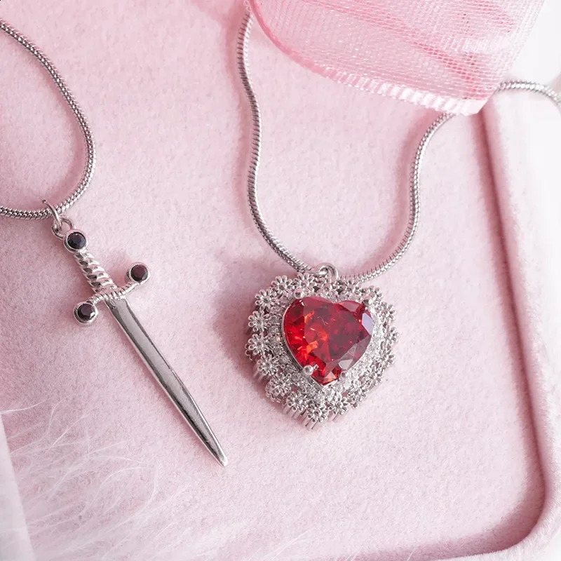 Creative personalized love sword shaped pendant necklace mens and womens party jewelry couple gift accessories 240905
