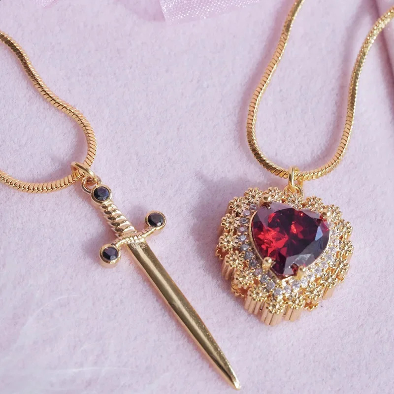 Creative personalized love sword shaped pendant necklace mens and womens party jewelry couple gift accessories 240905
