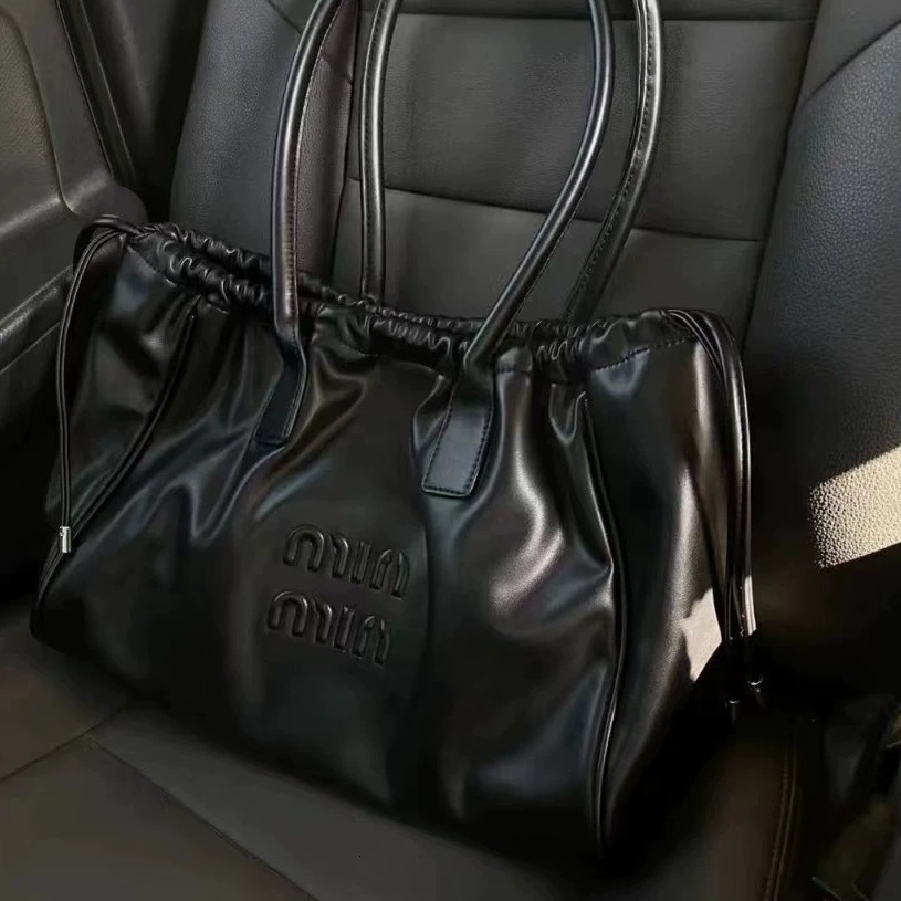 Large capacity drawstring tote for women 2024 new soft leather single shoulder underarm shopping bag 4