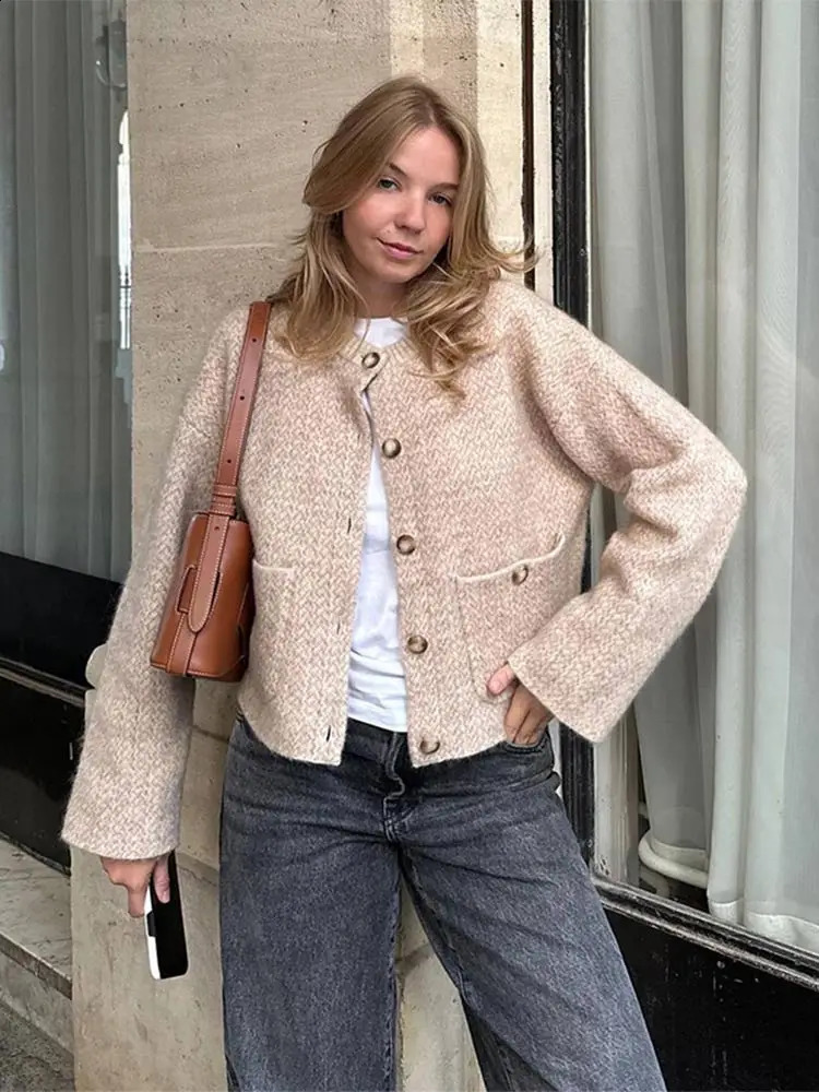 Fashion khaki womens short knitted cardigan elegant Oneck long sleeved single chest pocket sweater Communicating 240905
