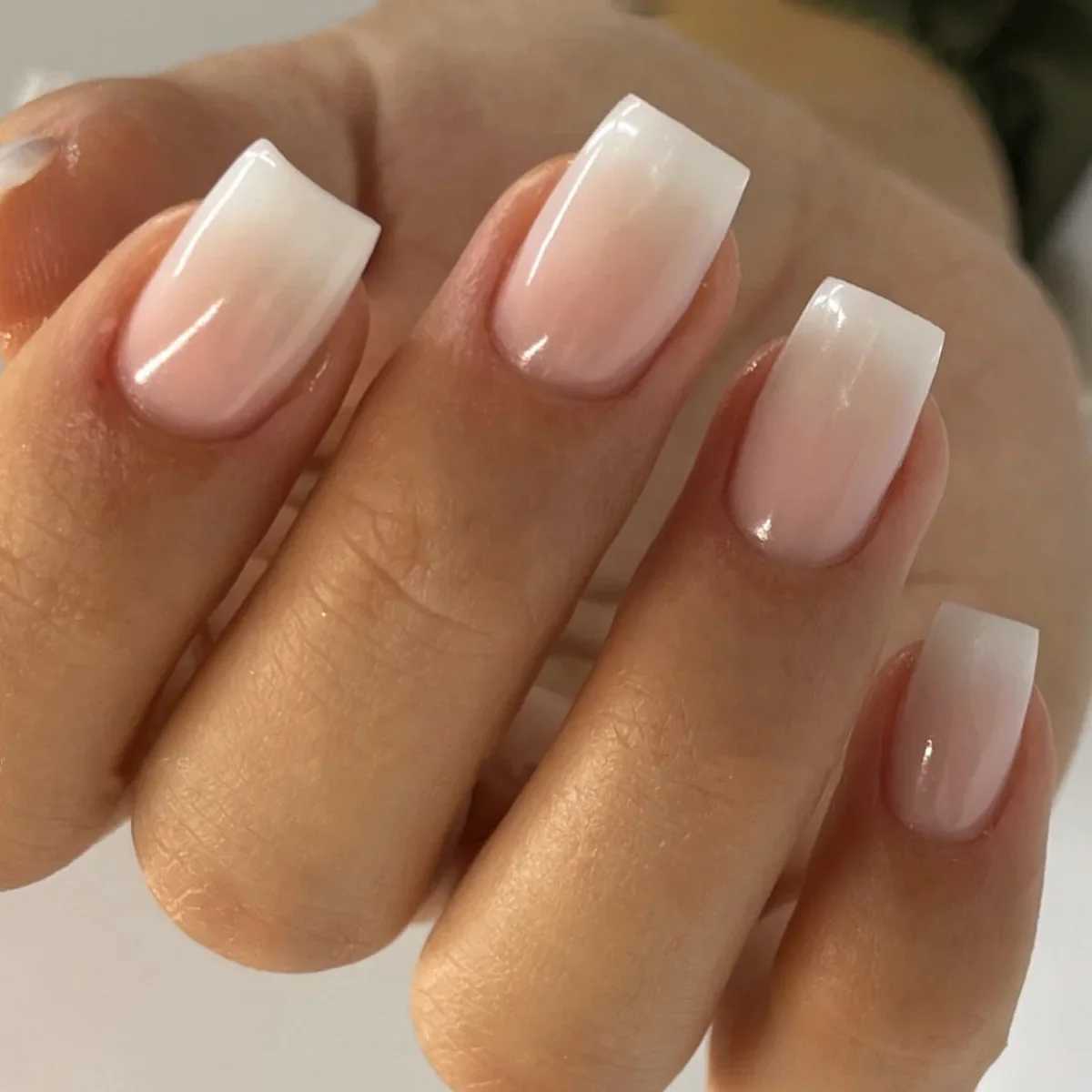 Smooth press nail set short oval shape shiny gradient French nail art design reusable complete set with adhesive fake nails suitable for girls W240905