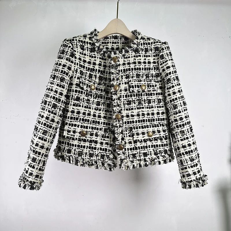 Women Small Fragrant Tweed Quilted Coats Winter High Quality Elegant Thick Warm Round Neck Tassels Casual French Fashion Jacket 240904