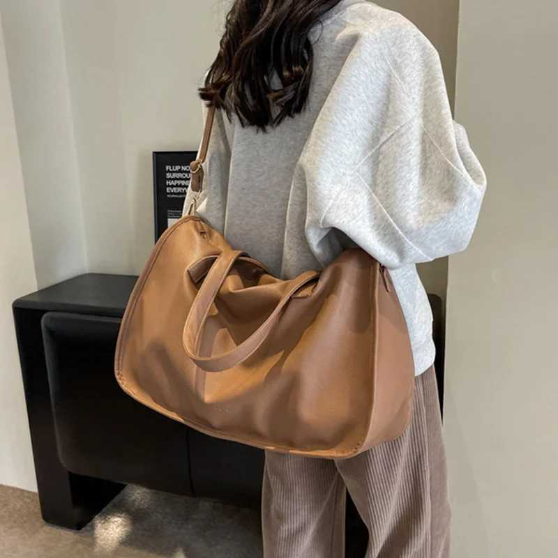 Large yoga bag PU womens sports handbag waterproof suspender shoulder strap travel leisure travel fitness shopping street fashionable girl handbag W24