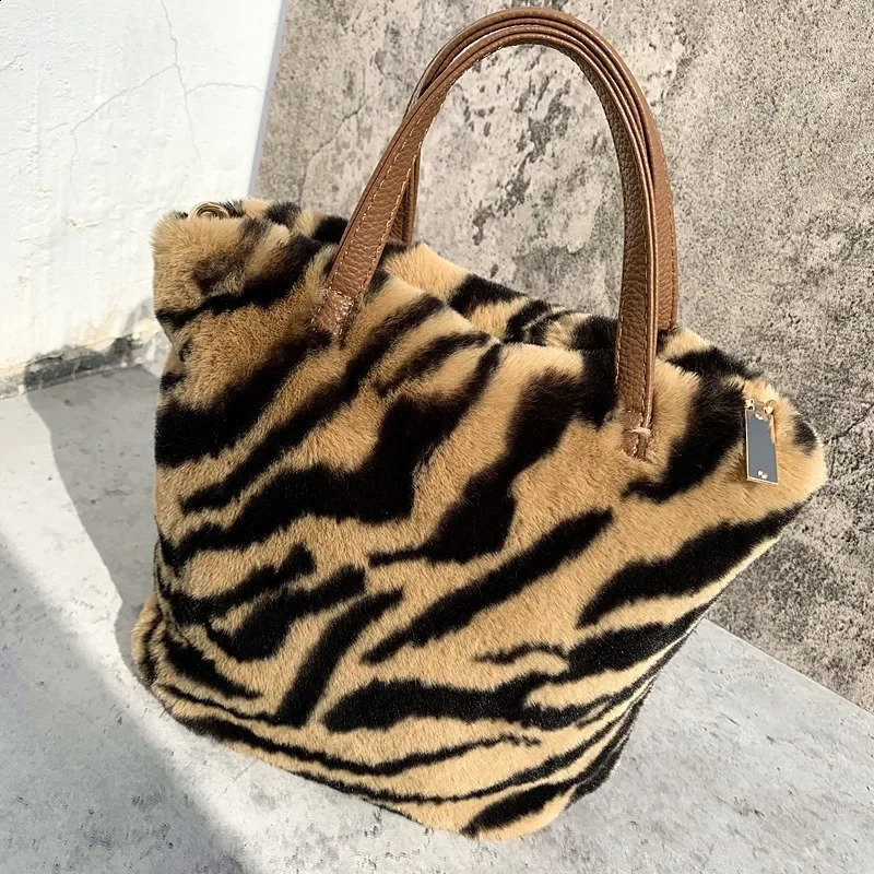 Chain large plush handbag cute bag fashionable shoulder cross body womens soft fur leather 240906
