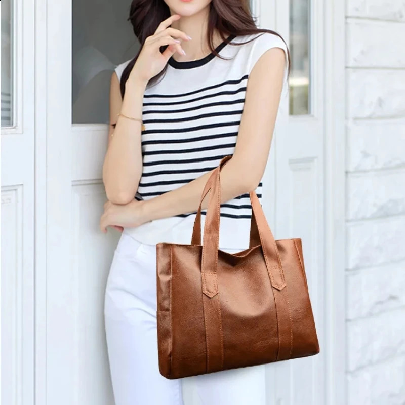 Light Minimalist Large Capacity Womens Bag 2024 Soft Leather Material Solid Color Shoulder Commuting Handbag 240906