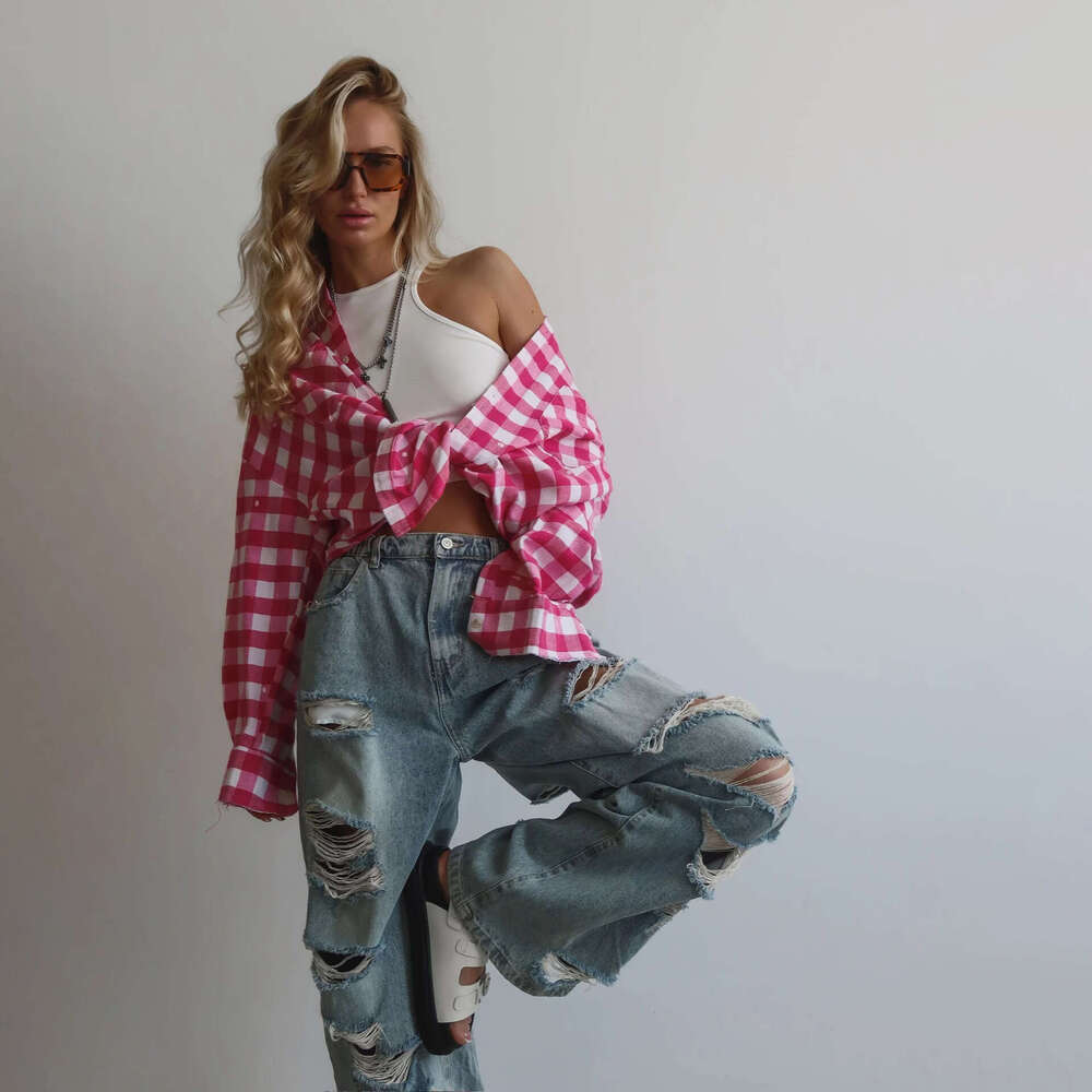 Spicy girl washes water, makes old, floor mopping niche personality, street tattered style, cuts ripped jeans, female