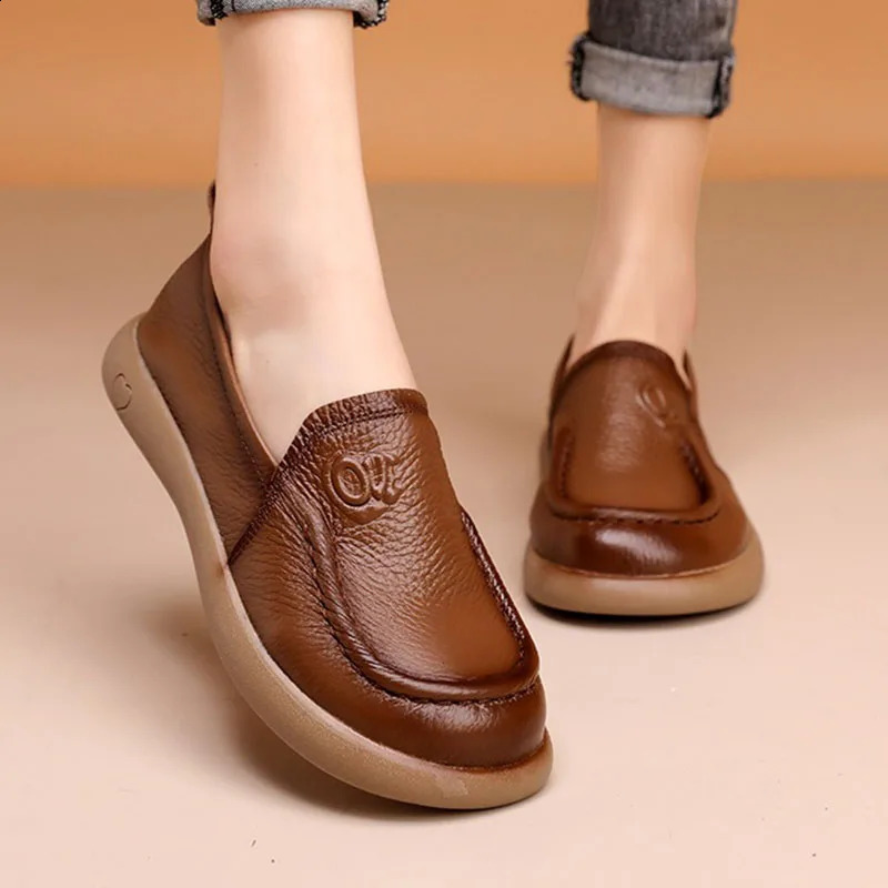 Womens casual shoes comfortable round sole soft flat bottom womens work shoes retro brown leather thin shoes daily sliding casual shoes 240904