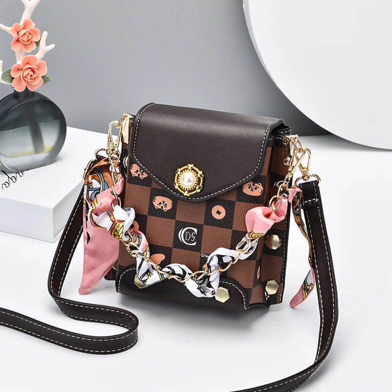 Mini stud decorative cross body bag womens plain cross body bag artificial pearl handle flip wallet 240904