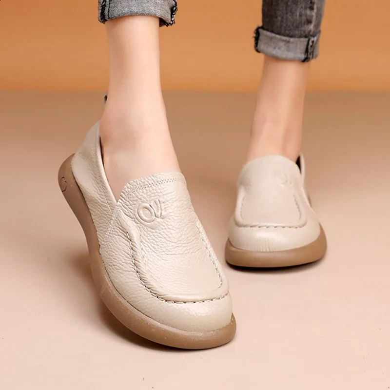 Womens casual shoes comfortable round sole soft flat bottom womens work shoes retro brown leather thin shoes daily sliding casual shoes 240904