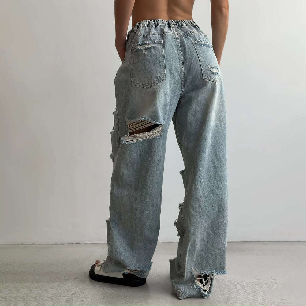 Spicy girl washes water, makes old, floor mopping niche personality, street tattered style, cuts ripped jeans, female