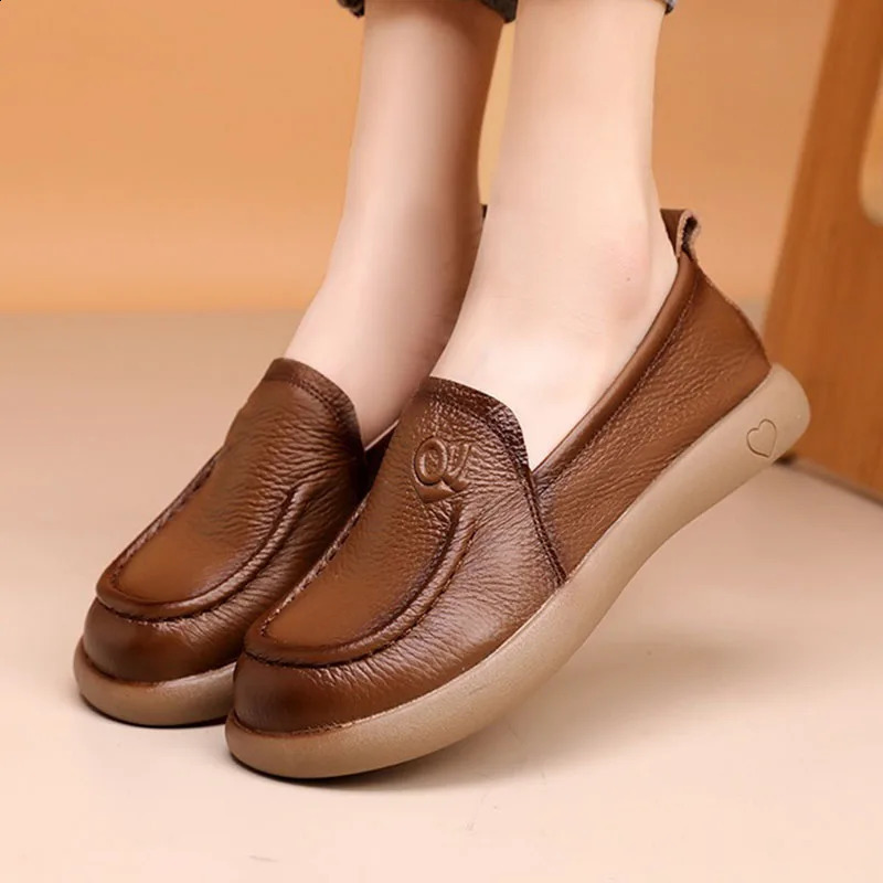 Womens casual shoes comfortable round sole soft flat bottom womens work shoes retro brown leather thin shoes daily sliding casual shoes 240904