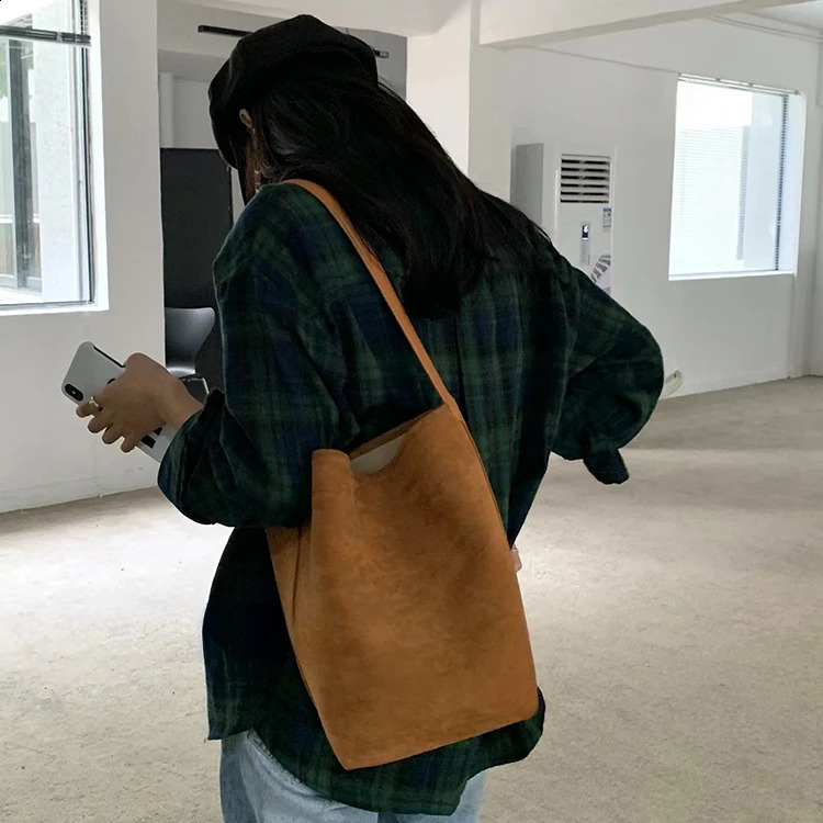 Retro Simple Fashion Suede Shoulder Bag Fully Matched Large Capacity Bucket Bag Korean Fashion Handbag 240903
