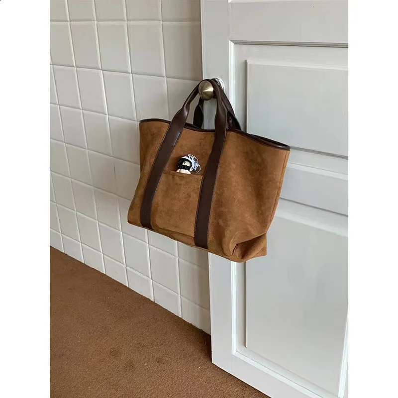 Korean style womens handbag large capacity womens commuting bag retro suede shopping street handbag fashionable bag 240903