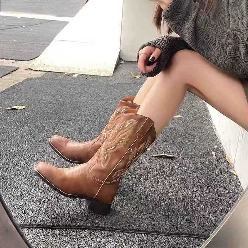 Leather Western Cowboy Fashion Boots Embroidered Knight Boots For Women Internet Celebrity Thick Heel Middle Tube V-neck Martin Boots 240826