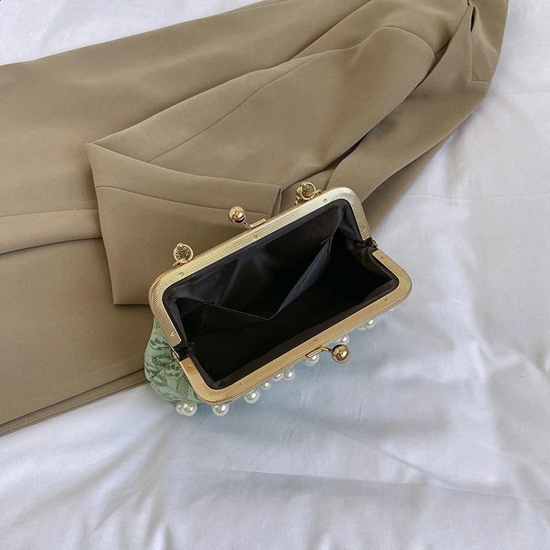 Fashion handheld female pearl bag 2024 Internet celebrity chain bag dinner bag Western style one shoulder diagonal Cr 240904
