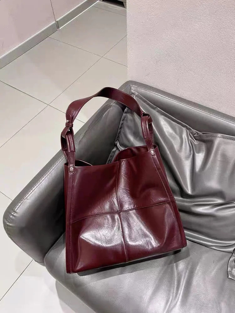 spring retro red handbag suitable for women large capacity shoulder cross body bag simple version student handbag 240903