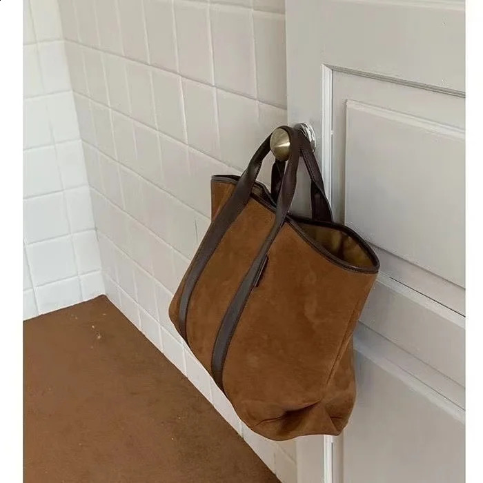 Korean style womens handbag large capacity womens commuting bag retro suede shopping street handbag fashionable bag 240903