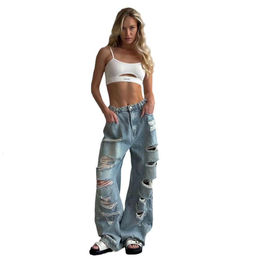 Spicy girl washes water, makes old, floor mopping niche personality, street tattered style, cuts ripped jeans, female