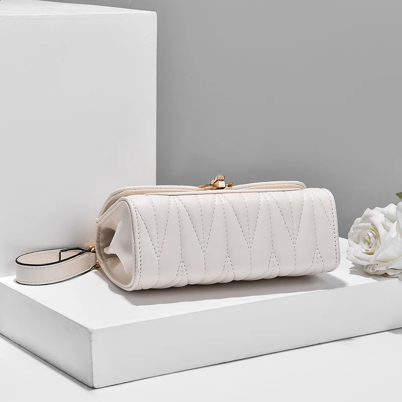 Womens Fashion Peach Heart Full Match Messenger Bag Solid Color Womens Square Fashion Shoulder Chain Flip Bag 240904