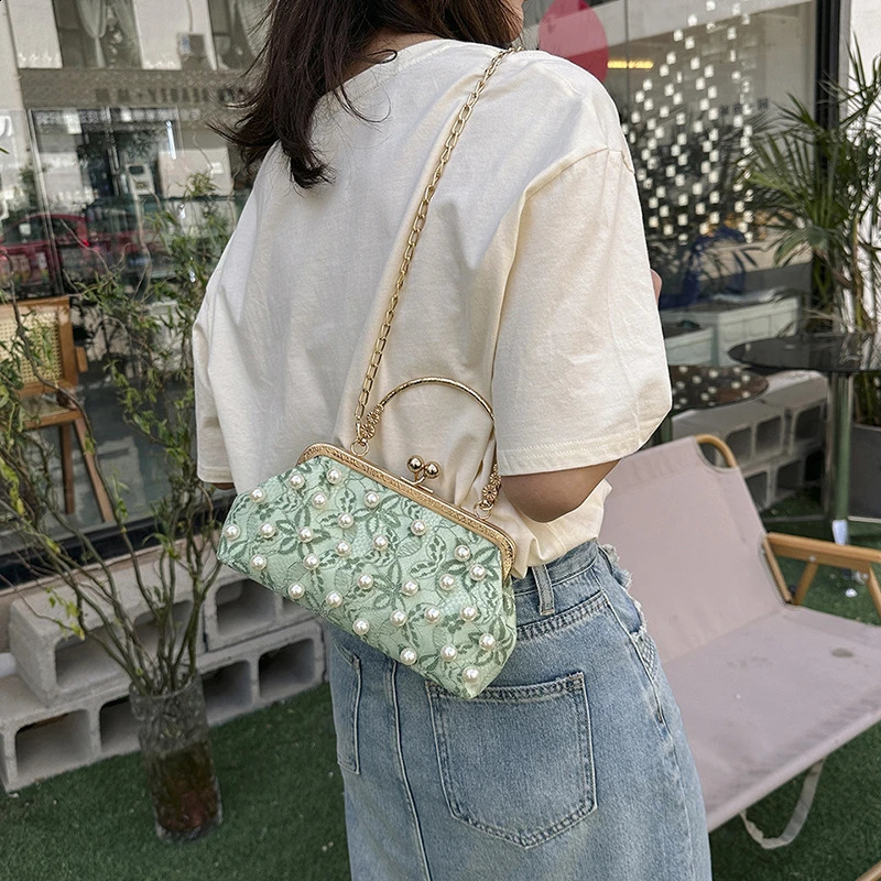 Fashion handheld female pearl bag 2024 Internet celebrity chain bag dinner bag Western style one shoulder diagonal Cr 240904