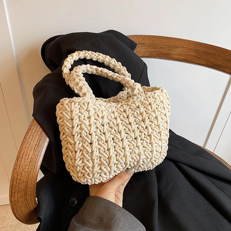 Handmade Woven Womens Bag 2024 Fashion Leisure and Beach Handbag Exquisite Grass 240906
