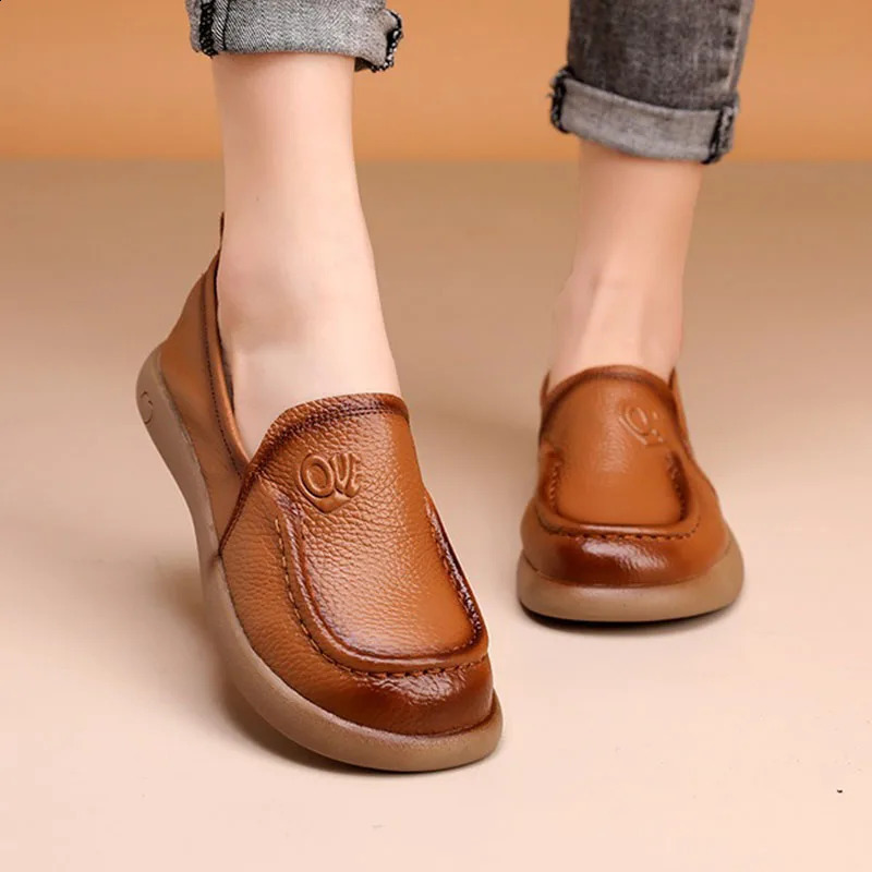 Womens casual shoes comfortable round sole soft flat bottom womens work shoes retro brown leather thin shoes daily sliding casual shoes 240904
