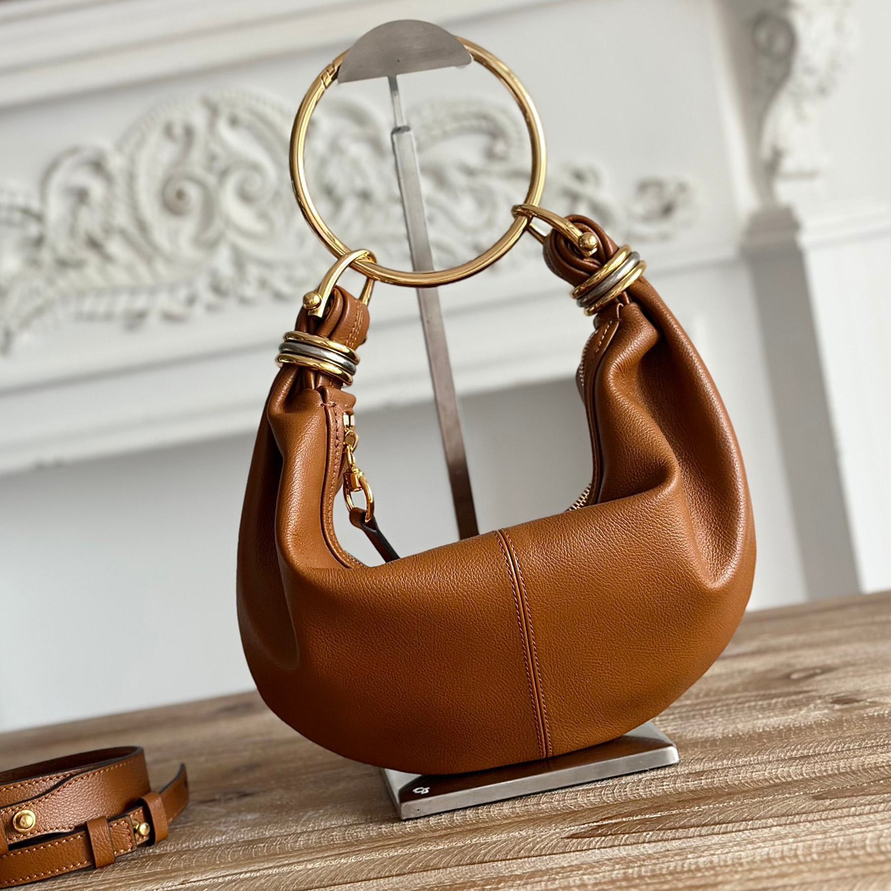 New Small Bracelet Hobo Bag In Grained Leather Luxury Designer Genuine Leather Zipper Closure Shoulder Bag Detachable Circular Handle Handbag Women Casual Tote Bag