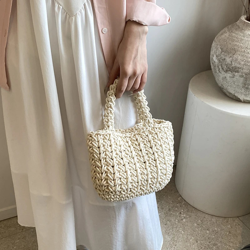 Handmade Woven Womens Bag 2024 Fashion Leisure and Beach Handbag Exquisite Grass 240906