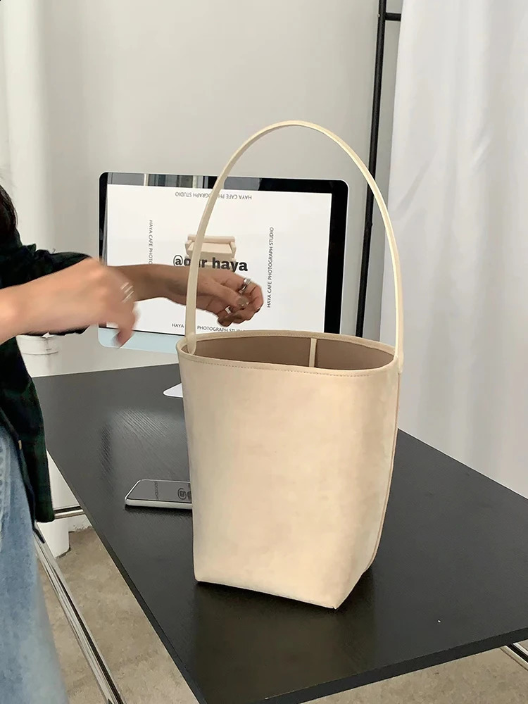 Retro Simple Fashion Suede Shoulder Bag Fully Matched Large Capacity Bucket Bag Korean Fashion Handbag 240903