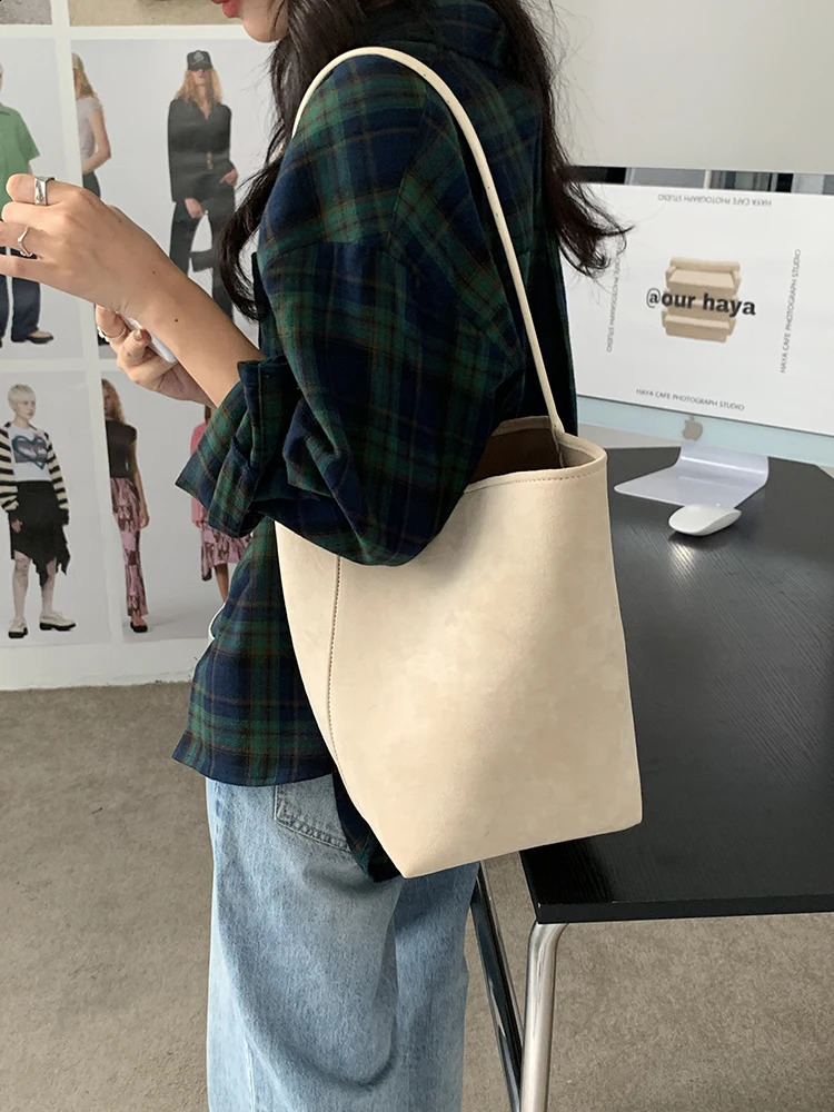 Retro Simple Fashion Suede Shoulder Bag Fully Matched Large Capacity Bucket Bag Korean Fashion Handbag 240903