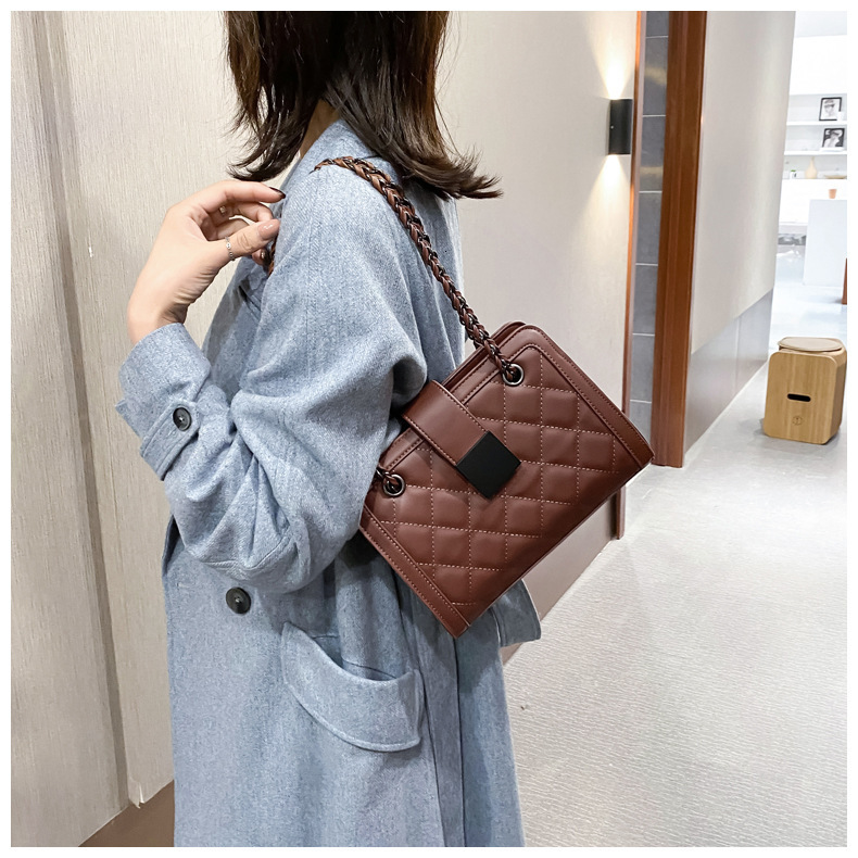 2025 Spring and Autumn Season Large Capacity Women's Crossbody New Trend Popular This Year's Versatile gge Chain Shoulder Bag