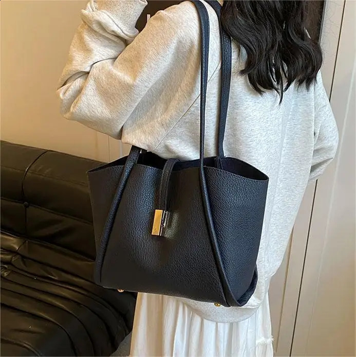 Big Backpack Womens Bag Summer Style Versatile Casual Shoulder Bag Large Capacity Submit Handbag 240907