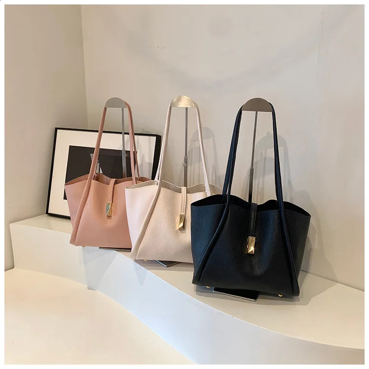 Big Backpack Womens Bag Summer Style Versatile Casual Shoulder Bag Large Capacity Submit Handbag 240907
