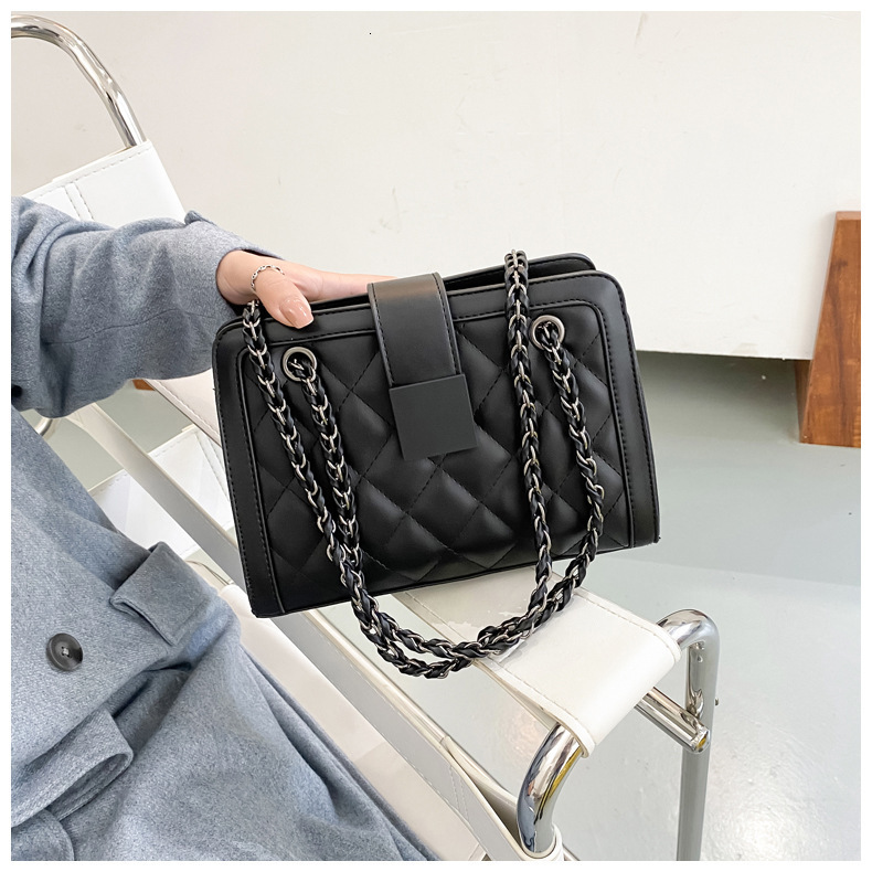 2025 Spring and Autumn Season Large Capacity Women's Crossbody New Trend Popular This Year's Versatile gge Chain Shoulder Bag