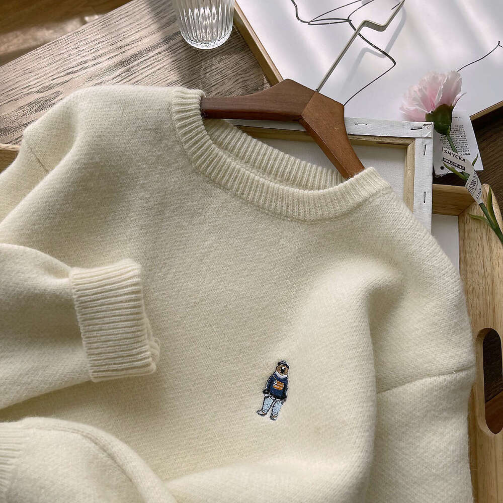 Stir fried thick and bulky large edition loose 2023 winter clothing new product round neck women's embroidered little bear bottom sweater