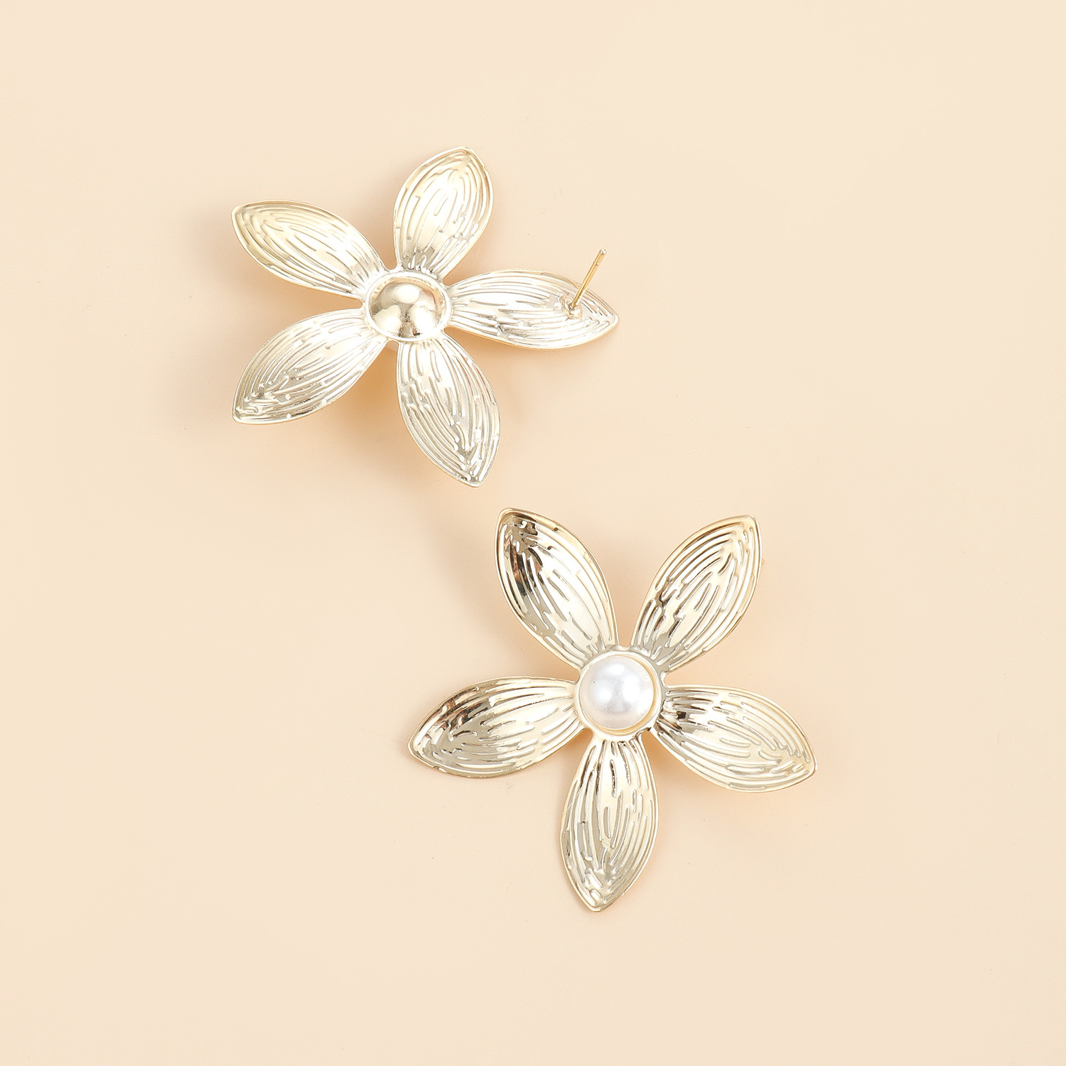 Elegant European Retro Metal Flower Earrings for Women Gold Plated Stainless Steel Stud Earring Jewelry Ladies Party Birthday Gift Office Vintage