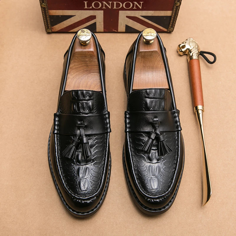 2024 Casual Breathable Leather Loafers Business Office Shoes For Men Driving Moccasins Comfortable Slip On Tassel Shoe 240906