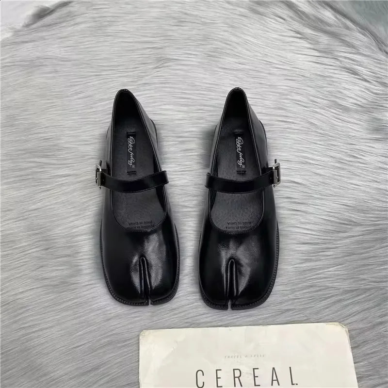 2025 new Novelty Split Toe Flat Shoes Woman Quality Leather Mary Janes Japanese Style Trotters Flats Ankle Bele Tabi Ninja Loafers Women 240906