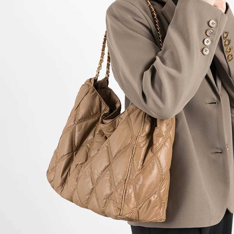 Casual Lingge Quilted Ladies Shoulder Bags Designer Chains Padded Lady Handbags Nylon Large Capacity Tote Bag Big Puffy 2024 240909