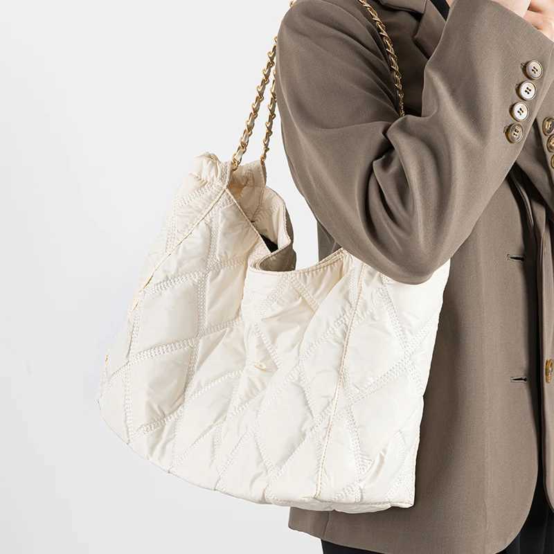 Casual Lingge Quilted Ladies Shoulder Bags Designer Chains Padded Lady Handbags Nylon Large Capacity Tote Bag Big Puffy 2024 240909