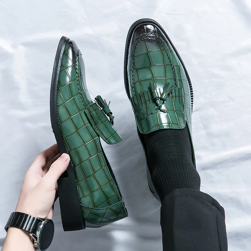 Classic Mens Casual Loafers Driving Moccasin Fashion Male Comfortable Slip-On Leather Men Green Tassel Dress Shoes 240904