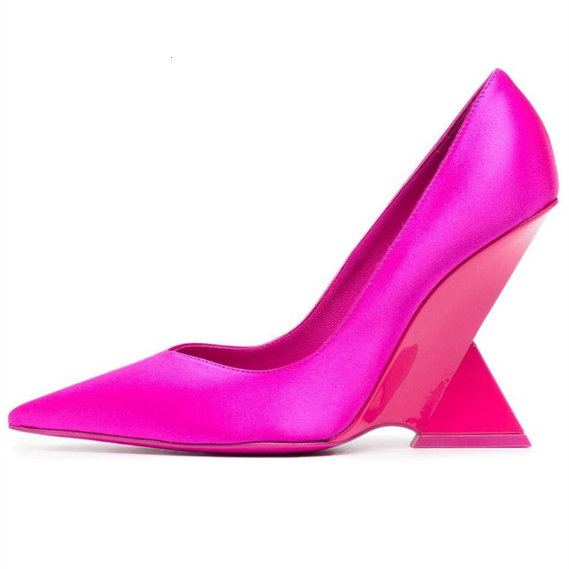 Runway Women Heels Pumps 2024 Designer Patent Leather Pointed Toe Sgback Shallow Brand Strange Heel Woman Shoes