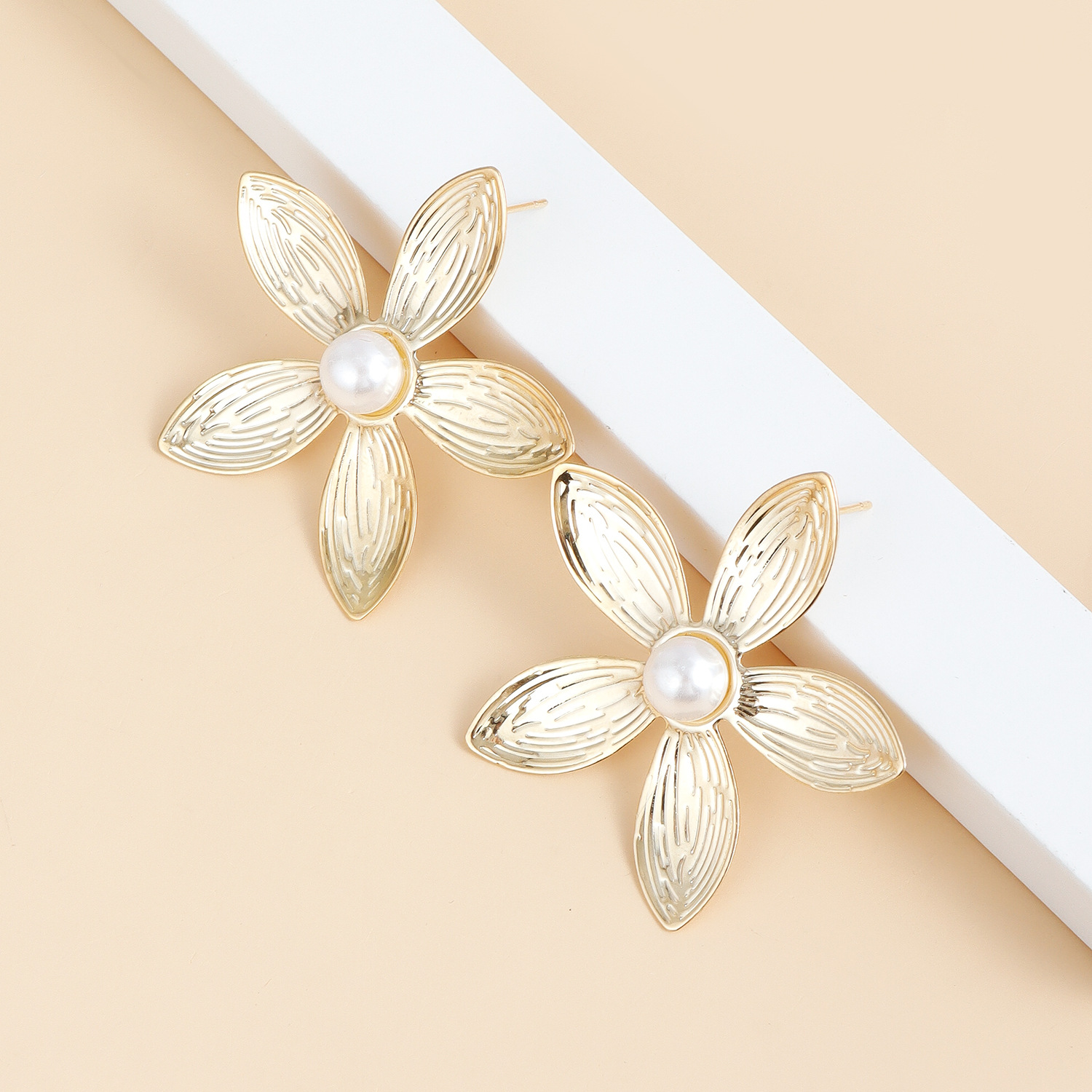 Elegant European Retro Metal Flower Earrings for Women Gold Plated Stainless Steel Stud Earring Jewelry Ladies Party Birthday Gift Office Vintage