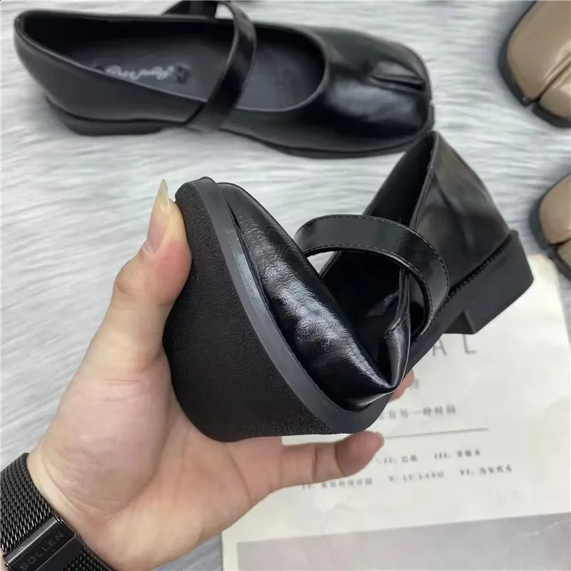 2025 NEW Novelty Split Toe Flat Shoes Woman Quality Leather Mary Janes Japanese Style Trotters Flats Ankle Bele Tabi Ninja Loafers Women 240906 hurenl