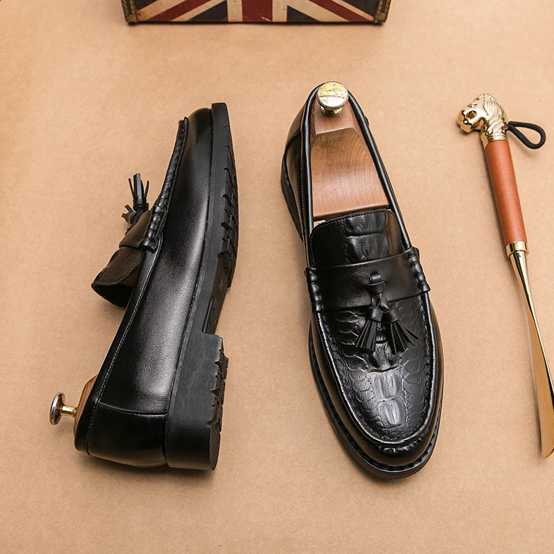 2024 Casual Breathable Leather Loafers Business Office Shoes For Men Driving Moccasins Comfortable Slip On Tassel Shoe 240906